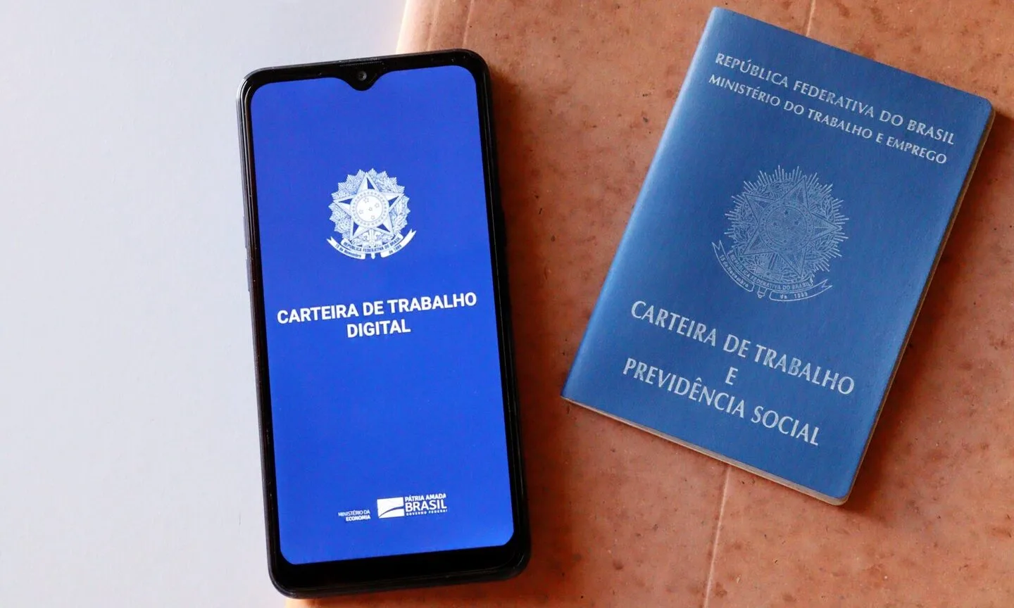 Interessados precisam estar com a Carteira de Trabalho versão impressa ou digital. - Foto: Arquivo CBN -CG