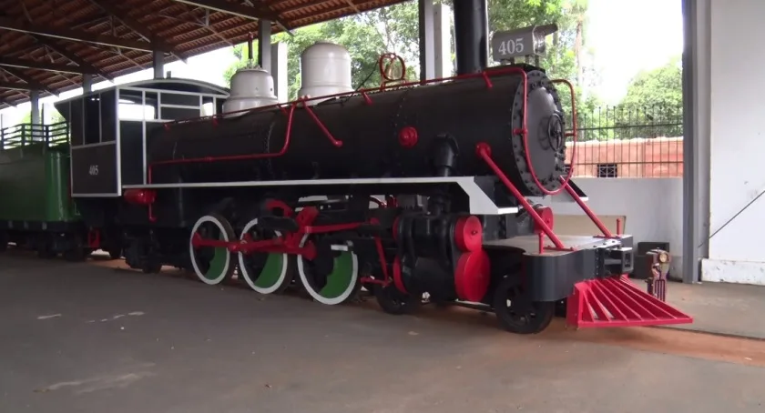 Locomotiva Maria Fumaça foi restaurada e está no antigo barracão da ferrovia. - Foto: Reprodução/TVC