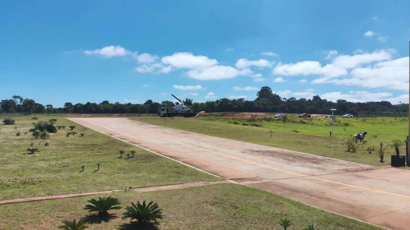 Momento da retirada do helicóptero na pista de pouso do Aeroporto Santa Maria, região leste da capital - Foto: Gerson Wassouf/CBN-CG