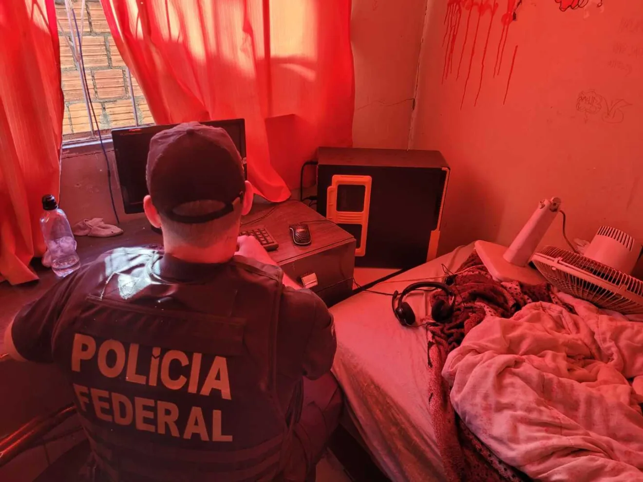 Quarto de residência onde foi cumprido o mandado de busca e apreensão, na Capital - Foto: Divulgação/PF Quarto de residência onde foi cumprido o mandado de busca e apreensão, na Capital - Foto: Divulgação/PF