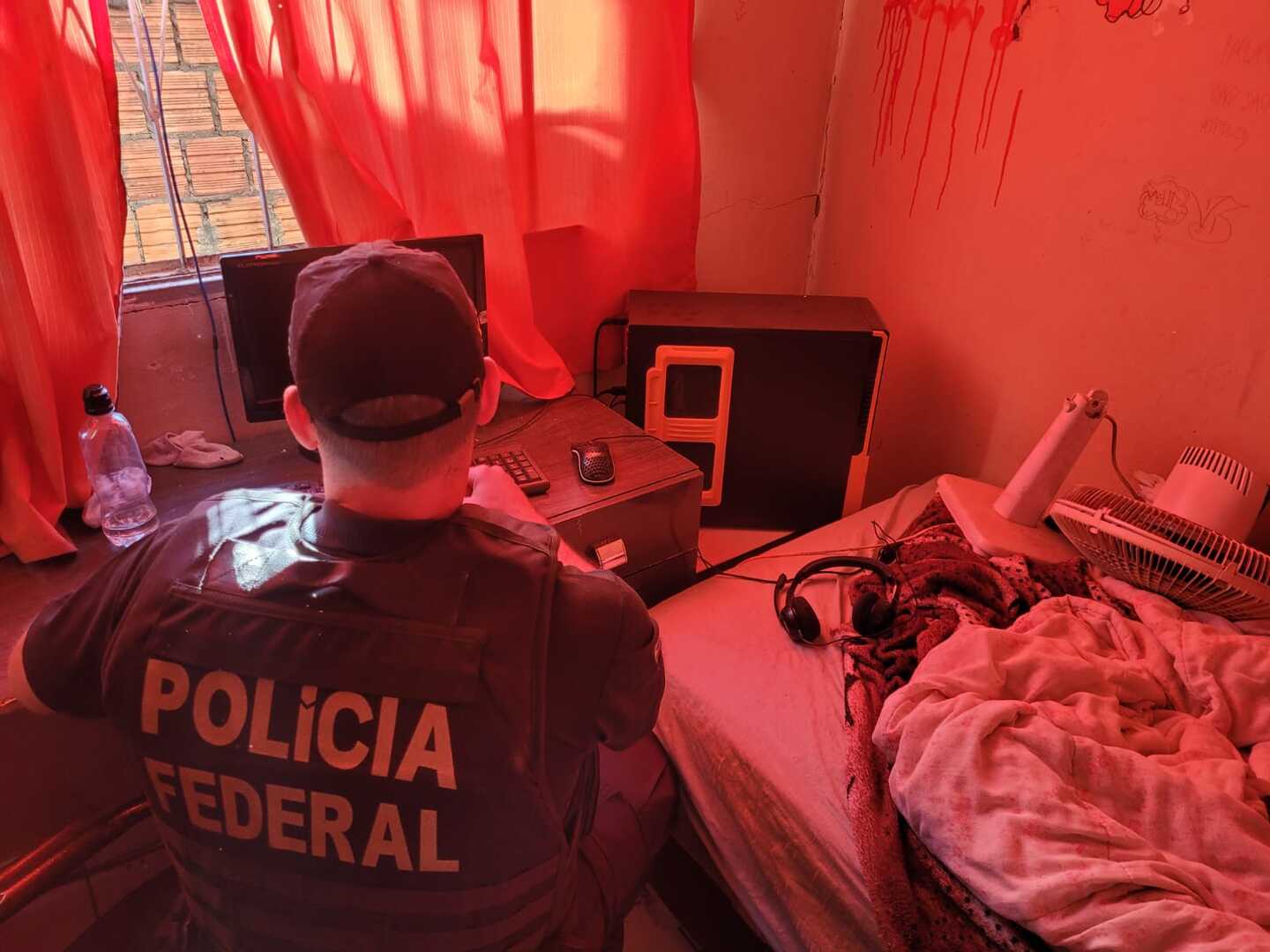 Quarto de residência onde foi cumprido o mandado de busca e apreensão, na Capital - Foto: Divulgação/PF