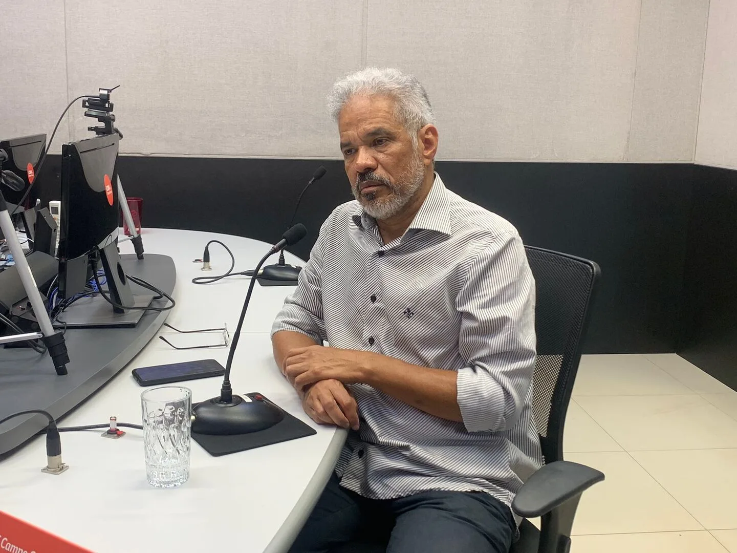 Colunista Adilson Trindade, durante participação no Jornal CBN Campo Grande. - Foto: Duda Schindler/CBN-CG