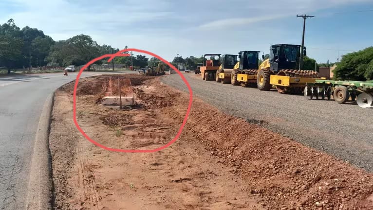 Em círculo, um dos marcos divisórios retirados para obra; lado esquerdo Brasil; direito, Paraguai - Foto: Alejo Mendieta