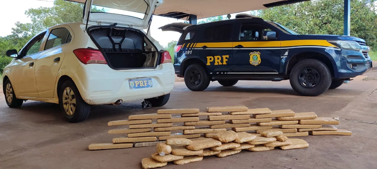 Traficante que levaria drogas de Ponta Porã (MS), ao estado goiano, foi preso com 45kg de drogas e levado à Delegacia de Polícia Civil - Foto: Divulgação/Polícia Rodoviária Federal