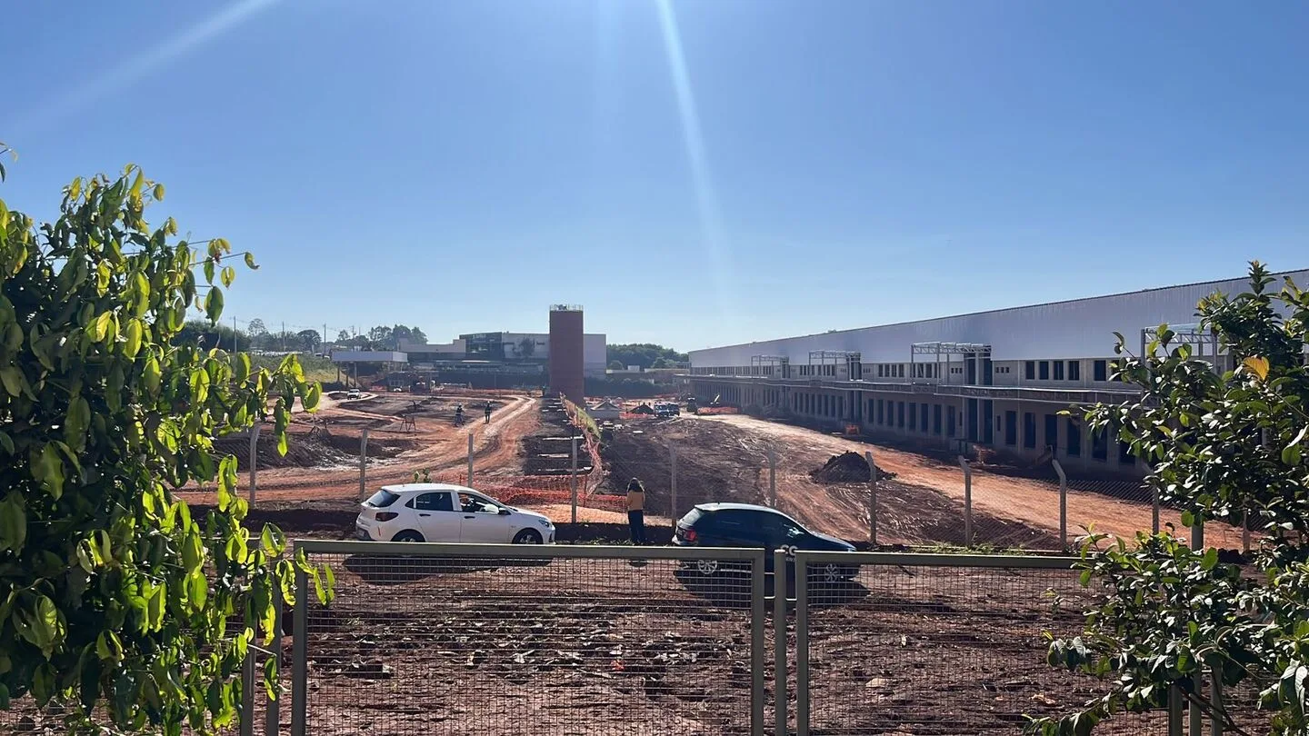 Torre de onde o trabalhador caiu tem cerca de 23 metros de altura - Foto: Enviado por Rede Social