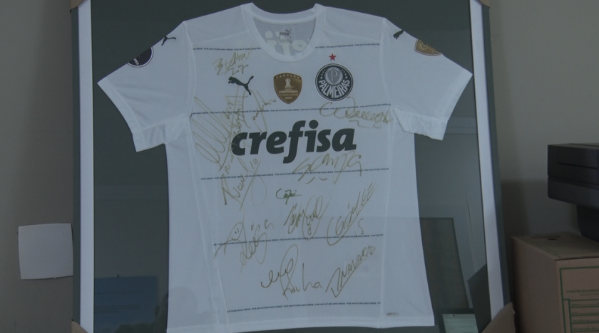 Leilão de camisa autografada da edição do Palmeiras campeão da Libertadores 2021 visa ajudar comprar camas modernas para hospital. - Foto: Reprodução/TVC