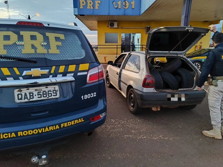 Veículo lotado de pneus trafegava na BR-163 - Foto: Reprodução/PRF