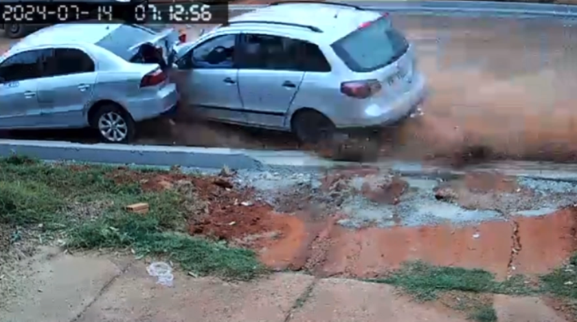 Câmeras de segurança flagram o momento em que o motorista bate em carro estacionado e depois foge do local. - Foto: Reprodução/TVC