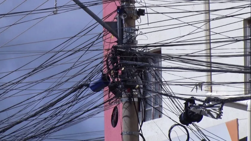 Três Lagoas registra um emaranhado de fios pendurados e soltos na rede de distribuição de energia e iluminação pública - Foto: Reprodução/TVC