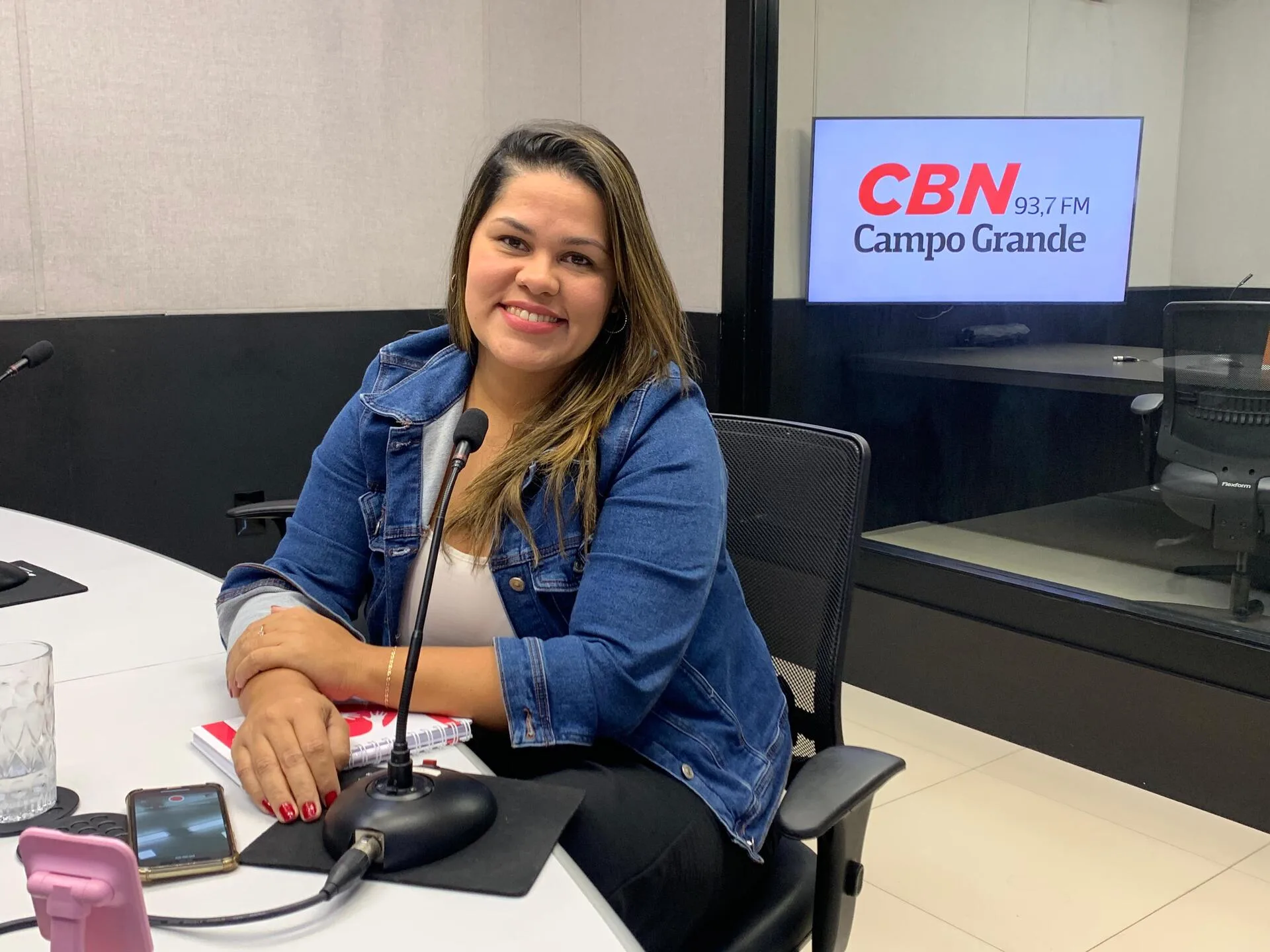 Aline Correia no estúdio da rádio CBN-CG - Foto: Duda Schindler/CBN-CG