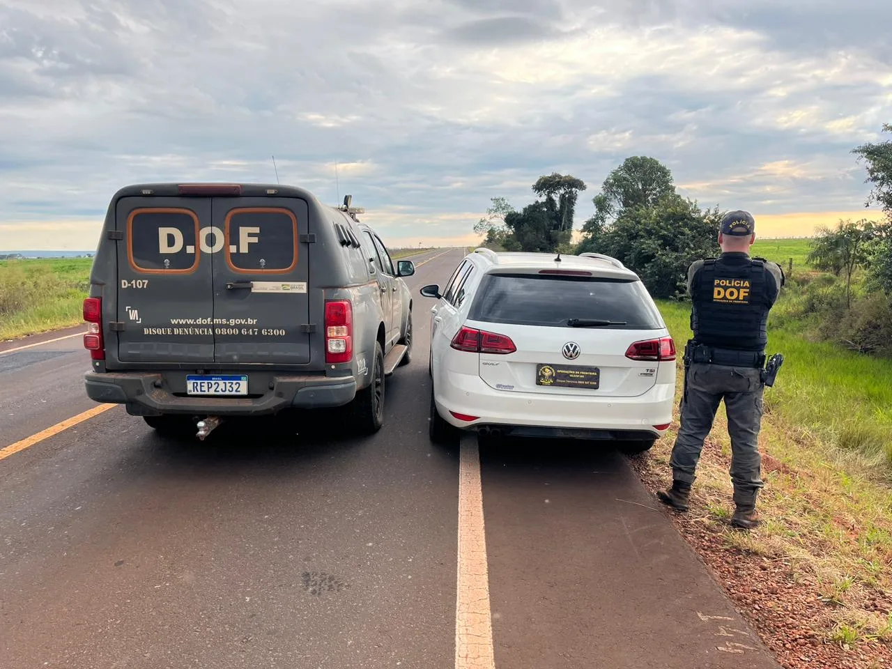 Carro estava abandonado à beira da estrada e com placas falsas - Foto: Reprodução/DOF