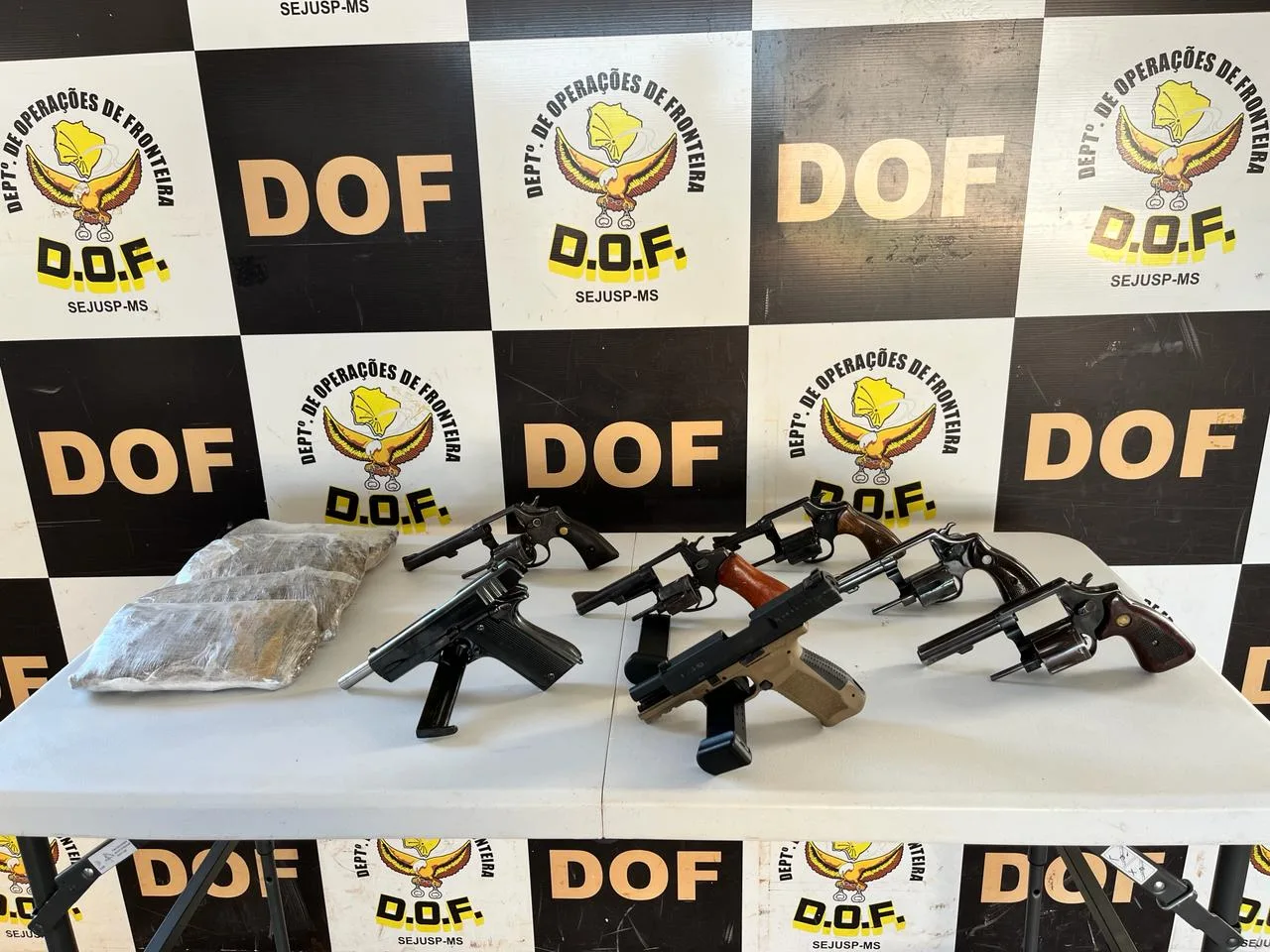 Sete armas de fogo e um 1kg de skunk foram apreendidos - Foto: Divulgação/DOF