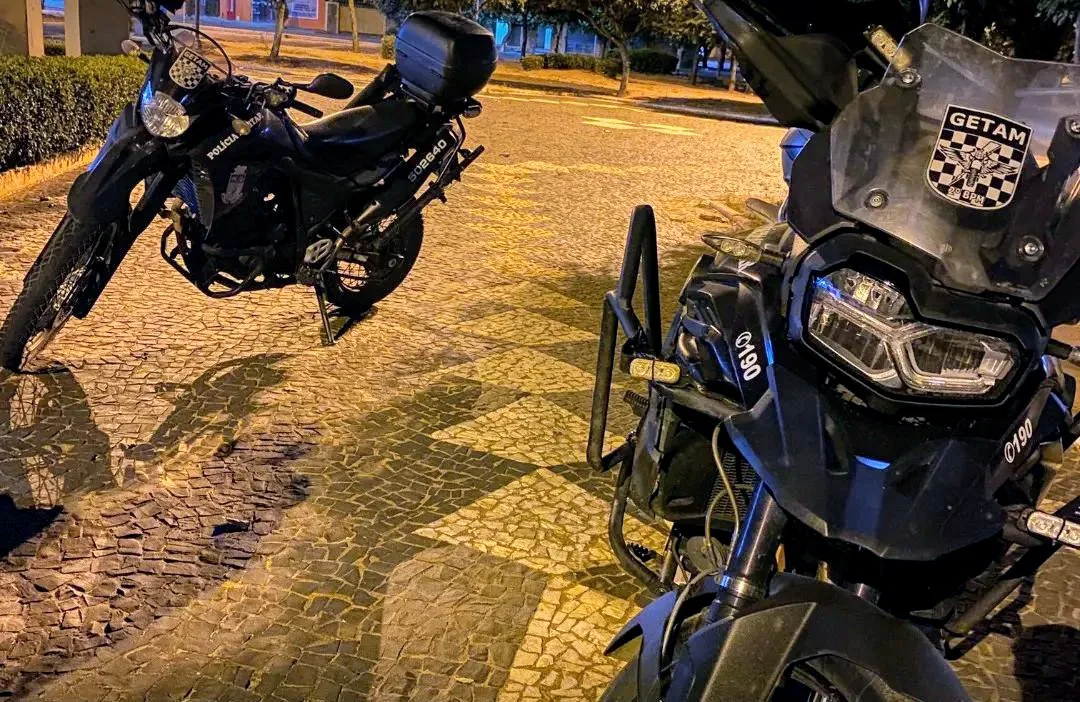 Foragidos foram presos após policiamento ostensivo na região da rodoviária, onde há um fluxo elevado de usuários em drogas. - Foto: Divulgação/Polícia Militar