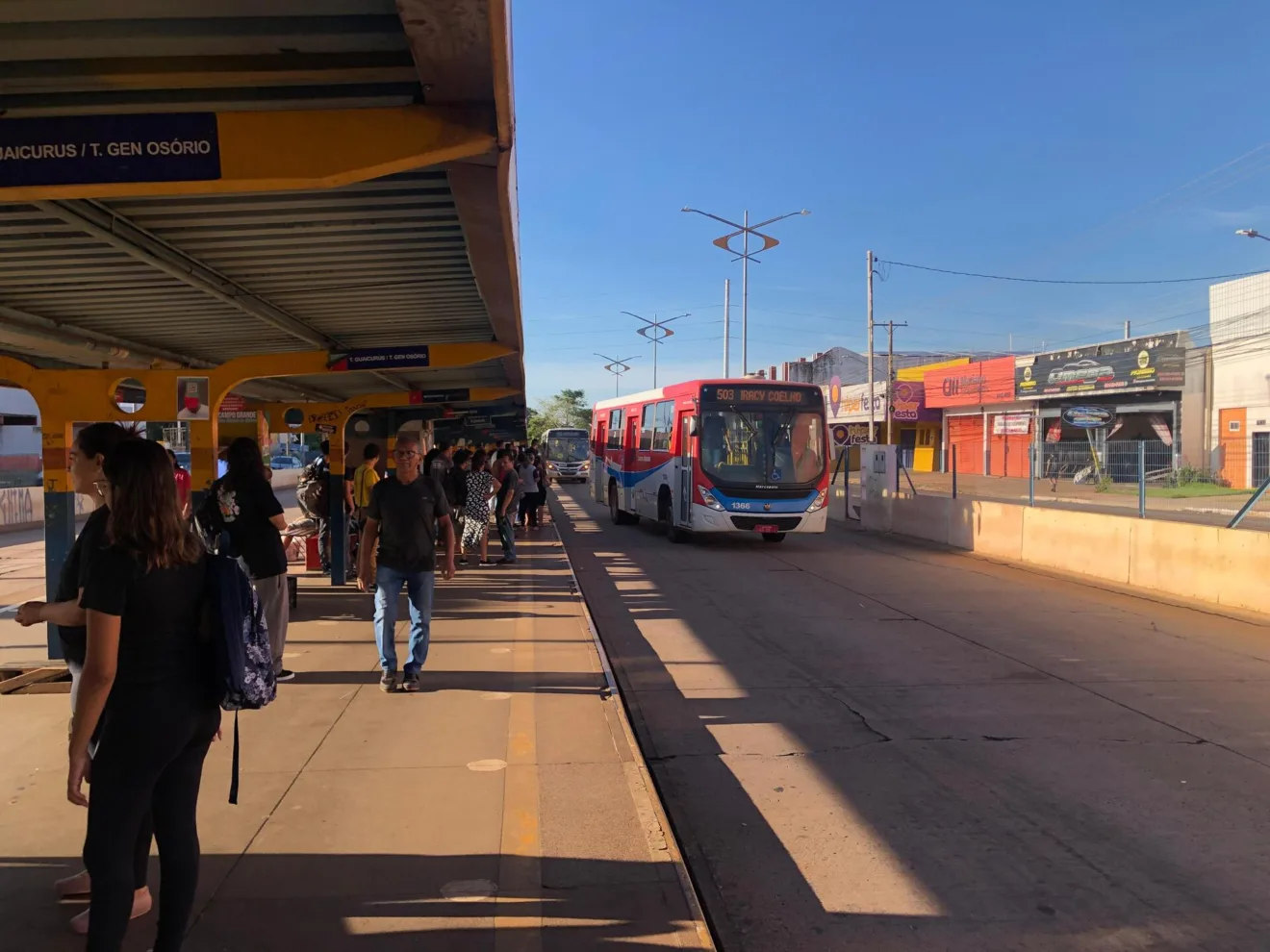 Logo cedo, o terminal Morenão já estava com muitos passageiros. - Foto: Gerson Wassouf/CBN-CG