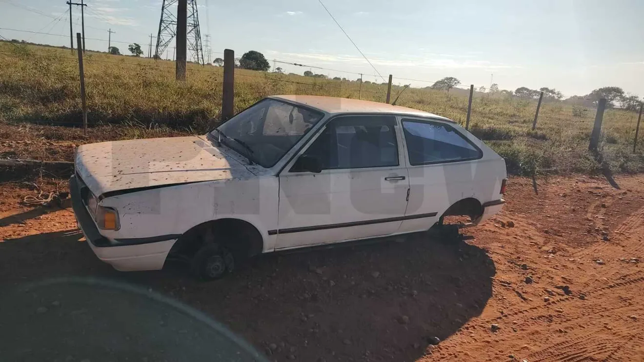 Pessoas tentaram levar o carro utilizando tratores. - Foto: Alfredo Neto/JPNews