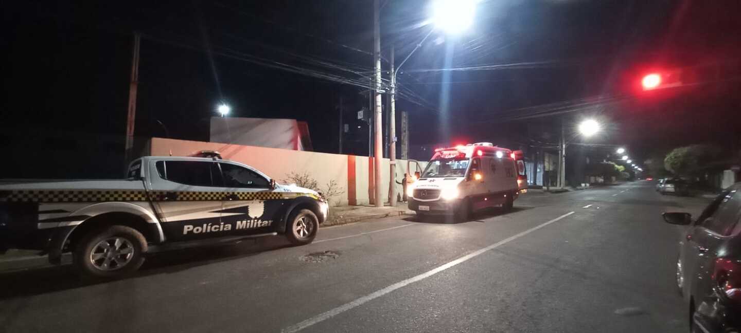 O sinal estava fechado e motociclista aguardava a abertura, quando foi atingida por carro. - Foto: Alfredo Neto/JPNews