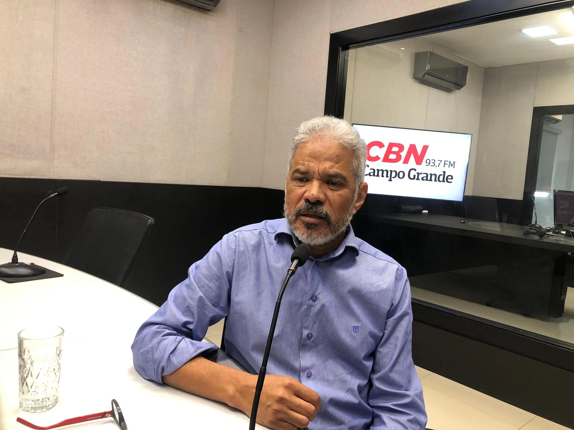 Colunista Adilson Trindade durante participação no Jornal CBN Campo Grande. - Foto: Mateus Adriano/CBN-CG