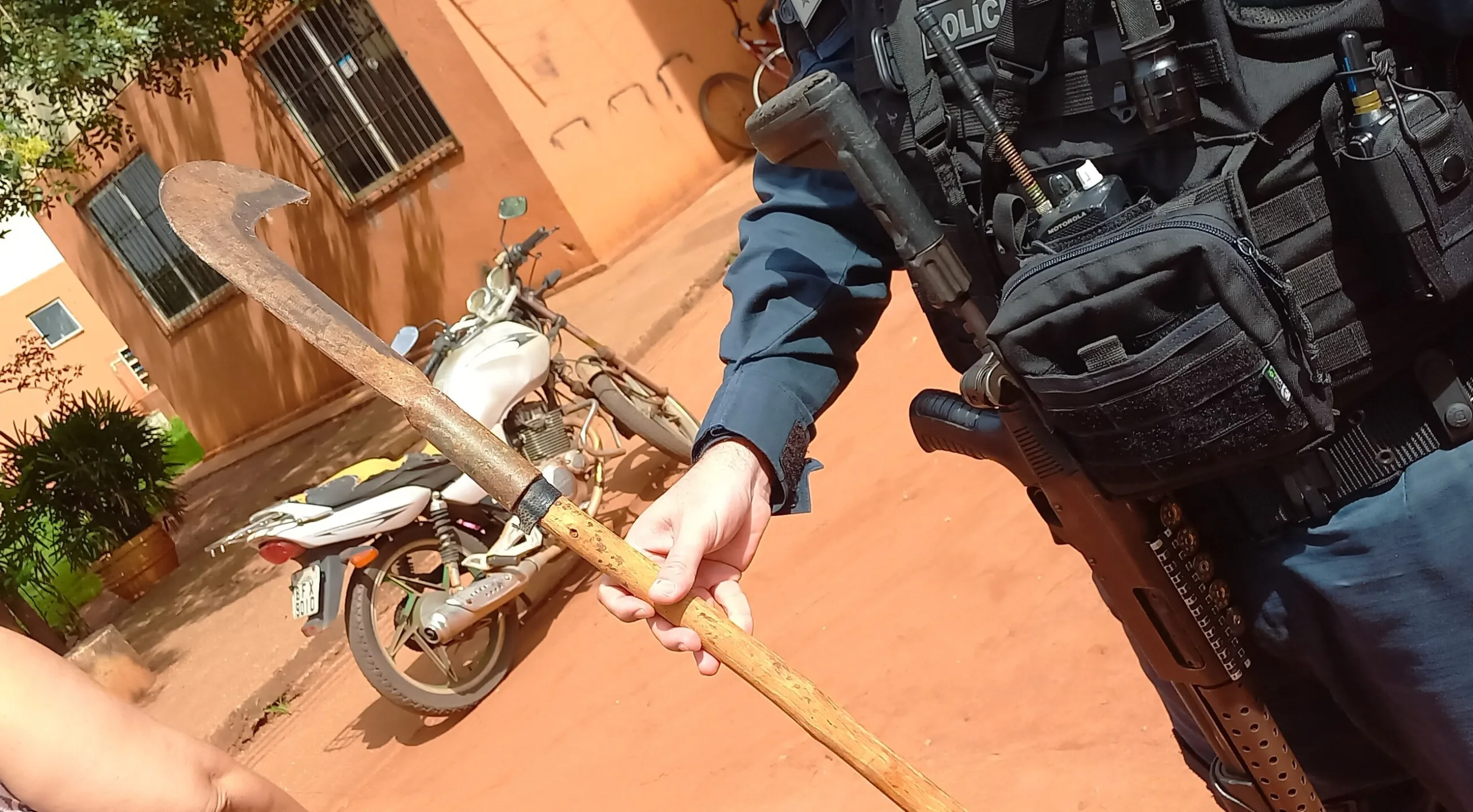 Após agredir a mulher e ameaçá-la com uma foice, suspeito fugiu pulando os muros ao ver a Polícia Militar chegar ao local. - Foto: Alfredo Neto/JPNews