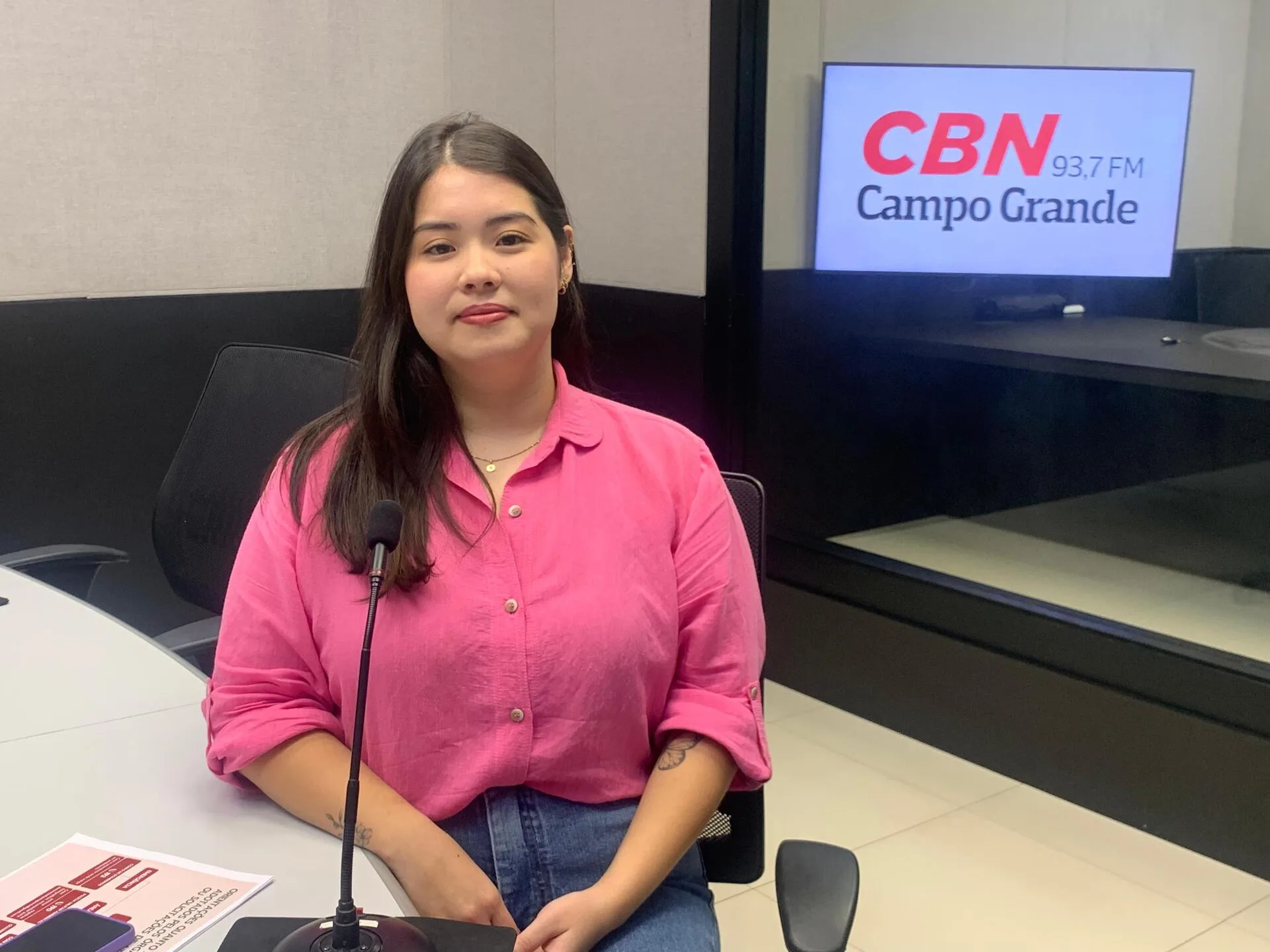 Letícia Urano no estúdio da rádio CBN-CG - Foto: Duda Schindler/ CBN-CG