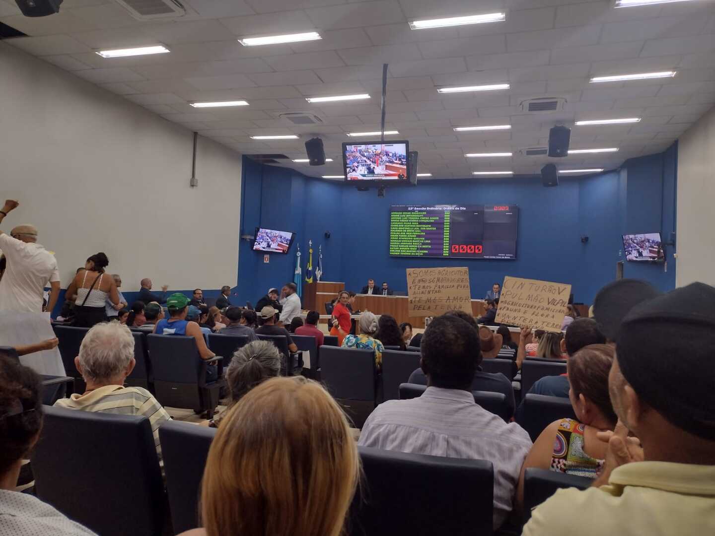 Sessão da Câmara é marcada por tumulto e manifestação. - Foto: Reprodução/TVC