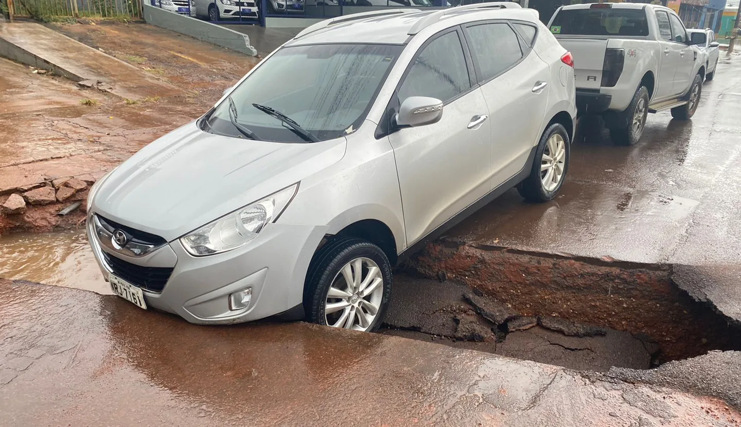 Asfalto cedeu na avenida Brasil, no centro de Ponta Porã - Foto: Divulgação/Defesa Civil