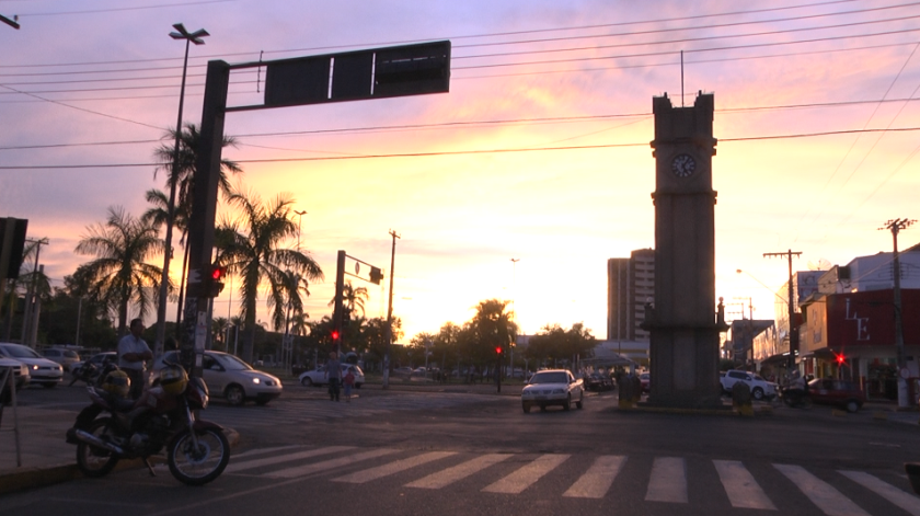 Devido ao clima seco, o Instituto Nacional de meteorologia emitiu 'Alerta Laranja' pelo risco à saúde. - Foto: Reprodução/TVC