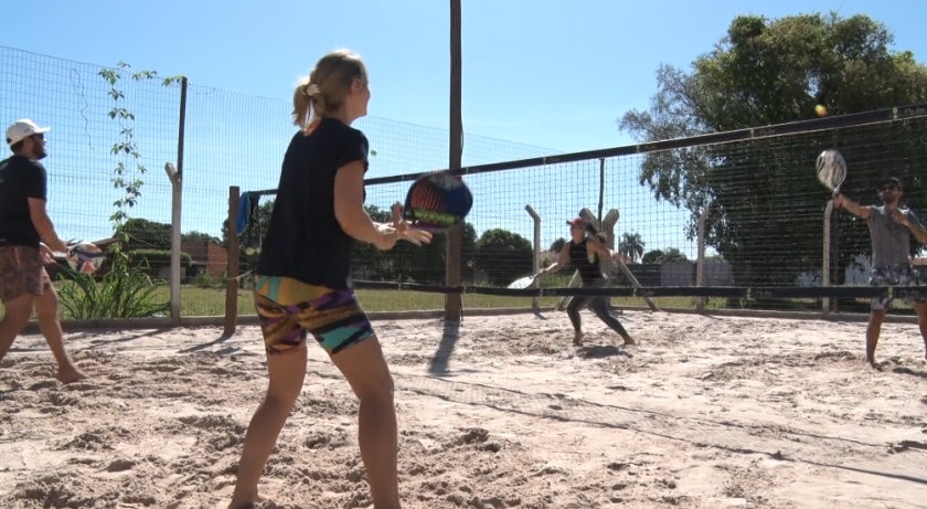 O torneio de Beach Tennis vai reunir atletas de várias cidades de MS e SP, em Três Lagoas. - Foto: Reprodução/TVC