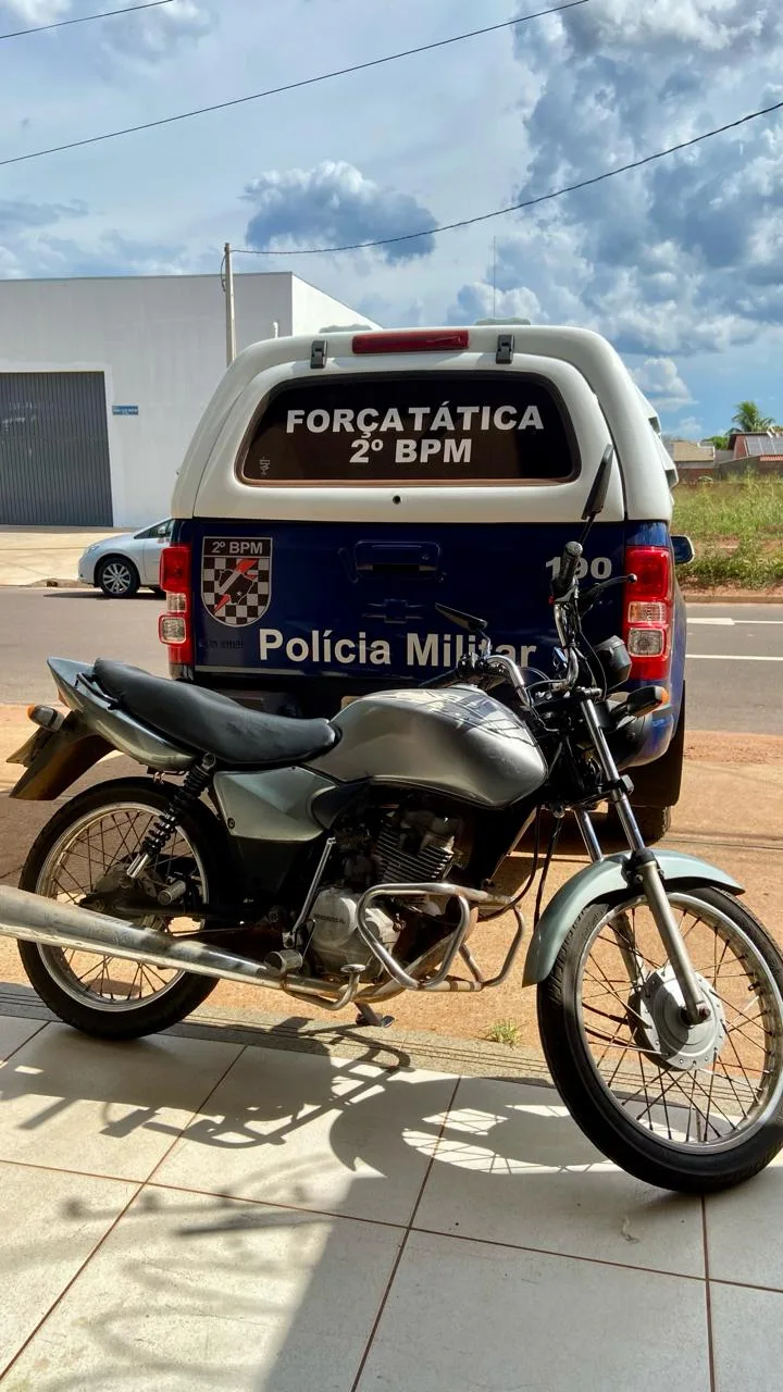 Dupla que estava na moto percebeu aproximação da viatura e abandonou a moto em uma rua lateral - Foto: Divulgação/Polícia Militar