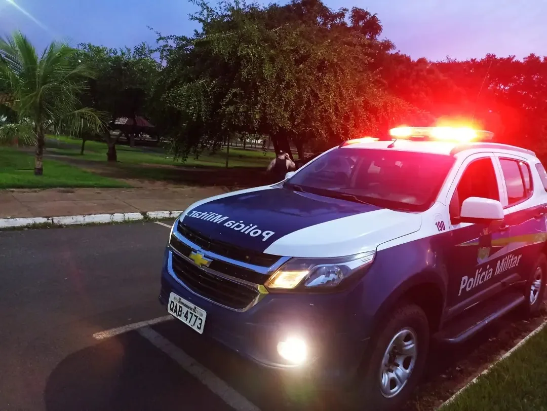 Após passar por diversas ruas do bairro Industrial de Lourdes, ele foi alcançado próximo a um posto de combustíveis na Avenida Marcelo Miranda Soares - PM/MS