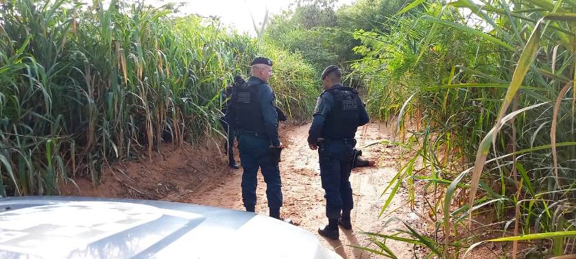 A vítima estava de bruços e com diversos sinais de agressões. - Foto: Alfredo Neto/JPNews