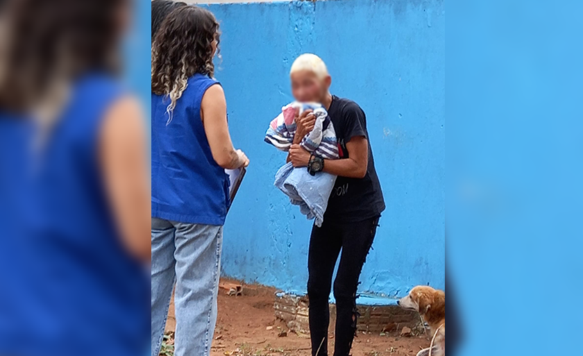 Equipe especializada em abordagem social doa cobertores. - Foto: Divulgação