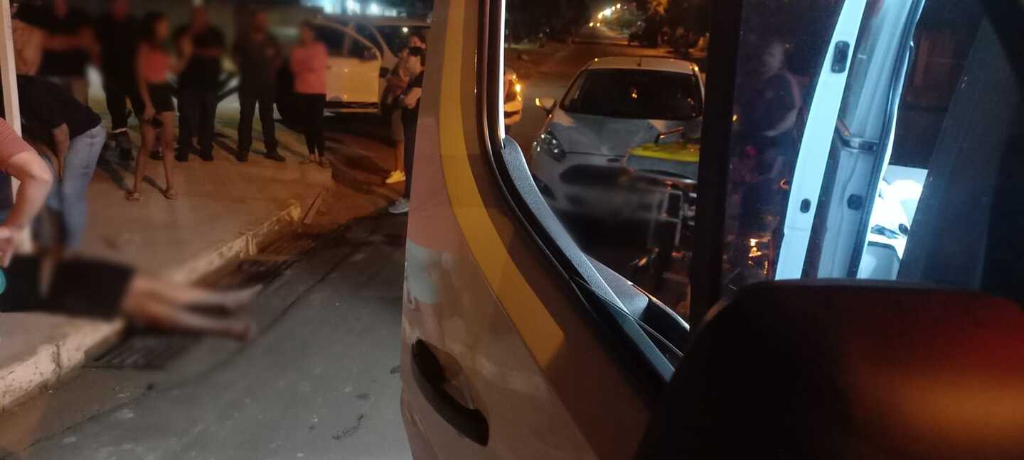 Dois adolescentes ficaram feridos após colisão com carro em cruzamento no bairro Jardim Cangalha. - Foto: Alfredo Neto/JPNews