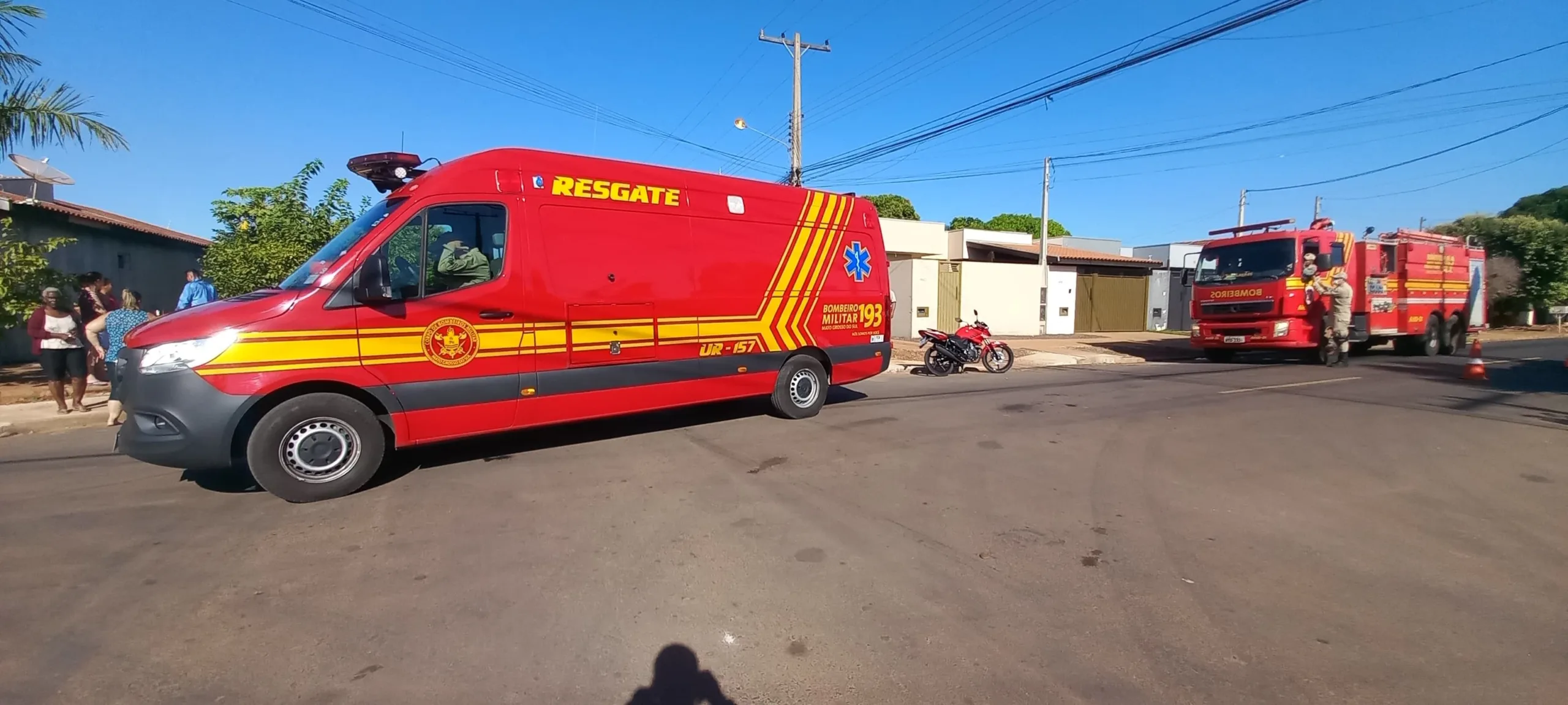 Corpo de Bombeiros e Polícia Militar atenderam a ocorrência de "sinistro" de trânsito e partes envolvidas no acidente, culparam falta de sinalização - Foto: Alfredo Neto/JPNews