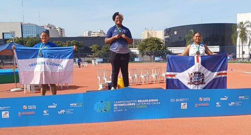 Vitória Barreto celebrando o bronze no podium, à direita na imagem. - Foto: Divulgação/Prefeitura de Três Lagoas