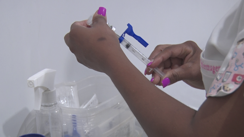 O imunizante oferecido protege contra três cepas diferentes dos vírus influenza A e B, incluindo o H1N1. - Foto: Reprodução/TVC