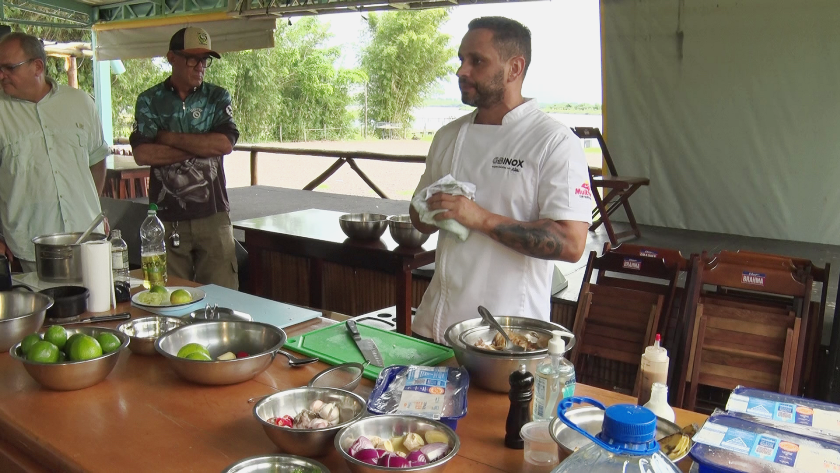 A oficina é liderada pelo chef especializado em pescados dos rios sul-mato-grossenses, Marcílio Galeano. - Foto: Reprodução/TVC