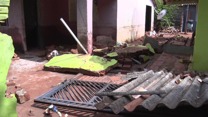 Casas no bairro Jardim Alvorada foram alagadas e, duas delas, tiveram os muros derrubados. - Foto: Reprodução/TVC