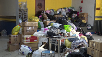 Diversos pontos pela cidade estão servindo como locais de arrecadação de itens para doação. - Foto: Reprodução/TVC Diversos pontos pela cidade estão servindo como locais de arrecadação de itens para doação. - Foto: Reprodução/TVC