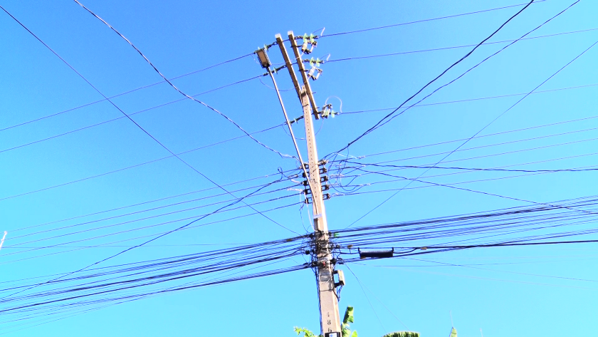 Poste de iluminação não está funcionando. - Foto: Reprodução/TVC