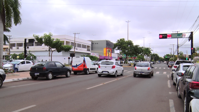 Na avenida Antônio Trajano dos Santos, o semáforo é uma das complicações apontadas por quem passa por ali. - Foto: Reprodução/TVC