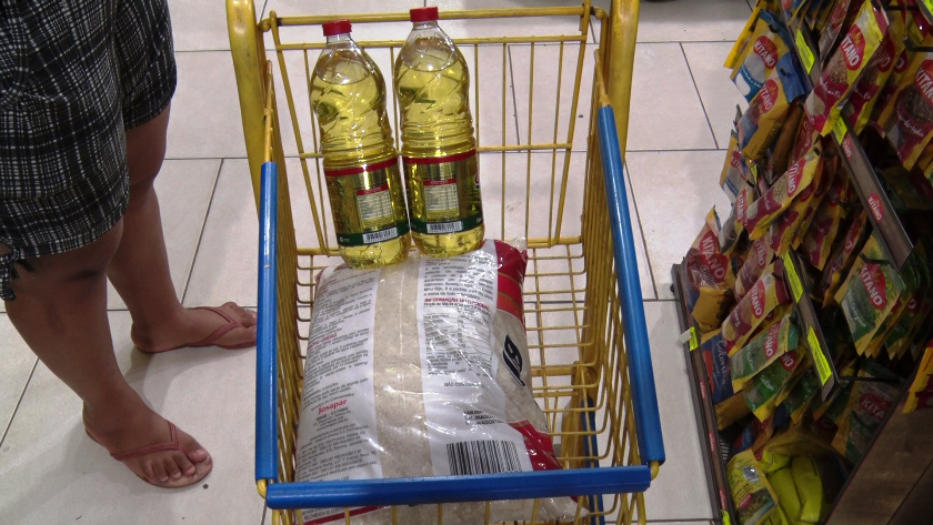 Pacote de 5 kg de arroz varia entre R$ 26,99 e R$ 30,80. - Foto: Arquivo/JPNews