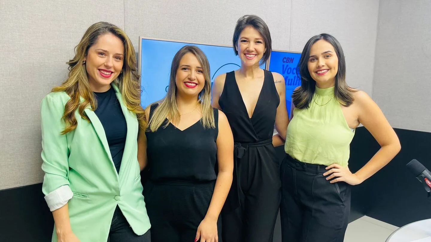 Da esquerda para a direita: Larissa Lugo, Nalu Meire, Juliana Gambim e Alexsandra Vedovato no estúdio da Rádio CBN CG - Foto: CBN-CG