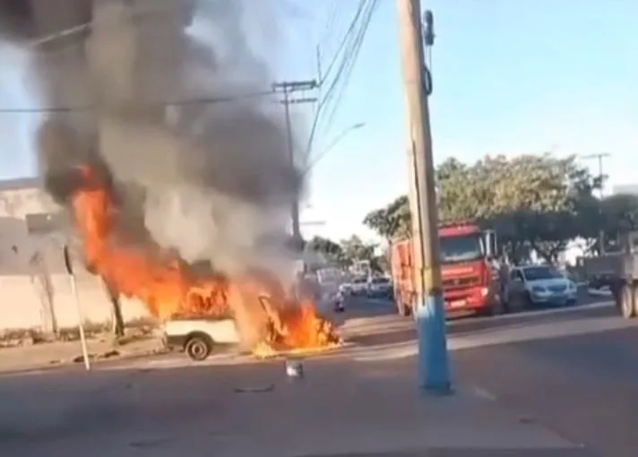 Veículo estaria realizando entregas de mercadorias, quando fumaça teria sido avistada saindo pelo capõ - Foto: Divulgação