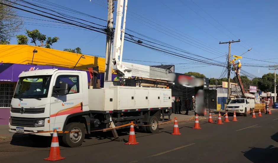 Hoje a ação foi realizada no Bairro Jardim Leblon, região Oeste da capital, onde foram retirados os cabos irregulares de uma provedora de internet - Foto: Gerson Wassouf/CBN-CG