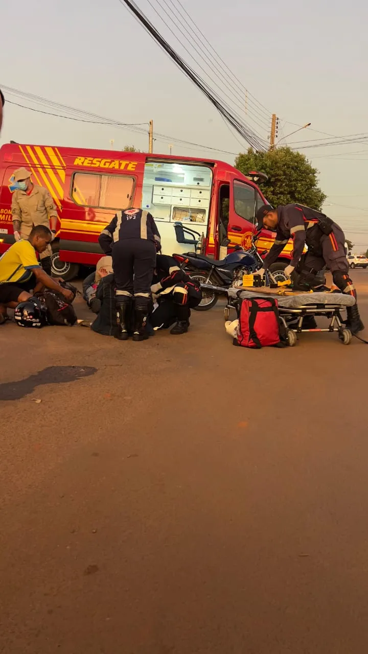 Moto que era ocupada por mãe e filha foi atingida por Van, que não teria respeitado a sinalização de parada obrigatória causando o acidente. - Foto: Alfredo Neto/JPNews