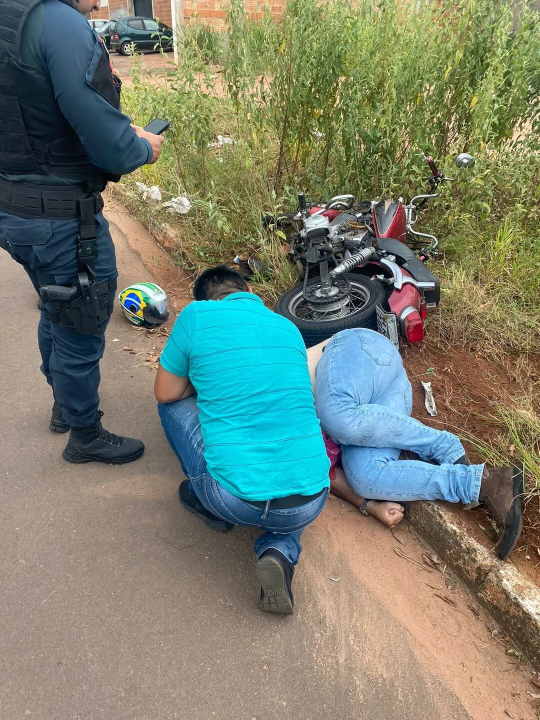 Motociclista teve fratura exposta em acidente, no bairro Jardim Cangalha, em Três Lagoas. - Foto: Alfredo Neto/JPNews