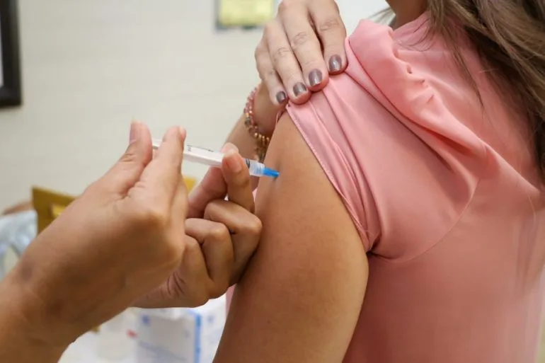 Em apenas 3 horas de atendimento, as 500 doses de estoque acabaram.  - Foto: Divulgação