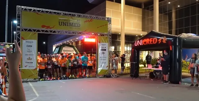 A largada, ocorrida no Shopping Três Lagoas às 18h, contou com 500 atletas, das modalidades de 5 km e 10 km de corrida e caminhada. - Foto: Divulgação/Assessoria