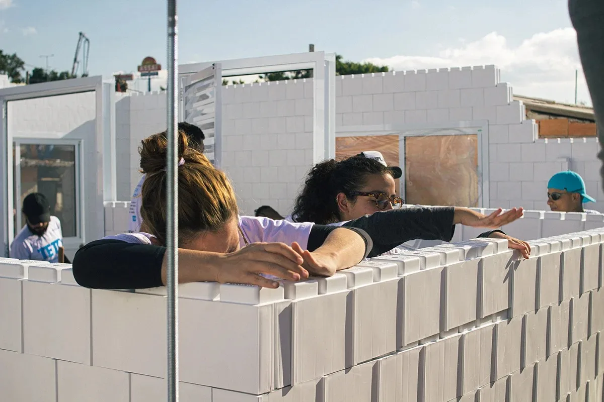 Casas são construídas com plástico reciclado - Foto: Divulgação/Teto Brasil