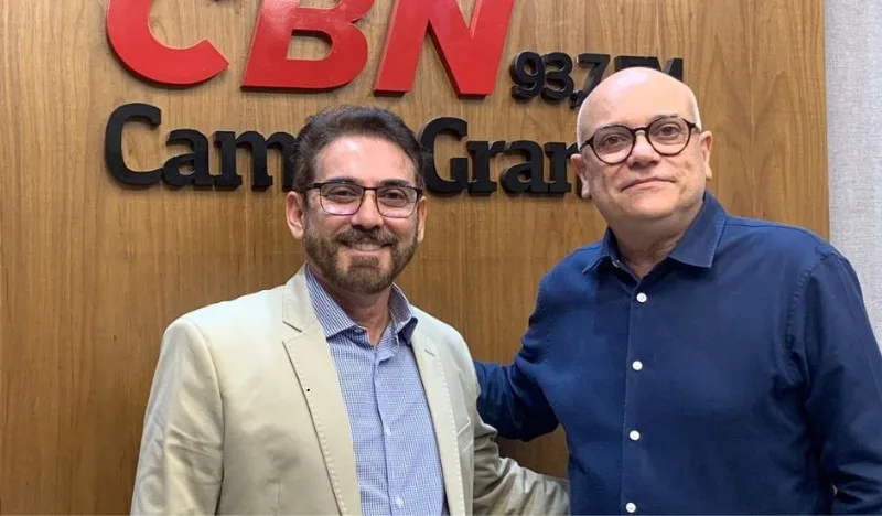 José Lacerda Brasileiro, diretor-técnico da Instemed, e José Marques no estúdio da rádio CBN-CG - Foto: Isabela Duarte/CBN-CG